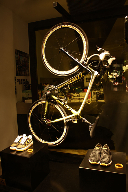 nike-livestrong-stages-window-display-02.jpg